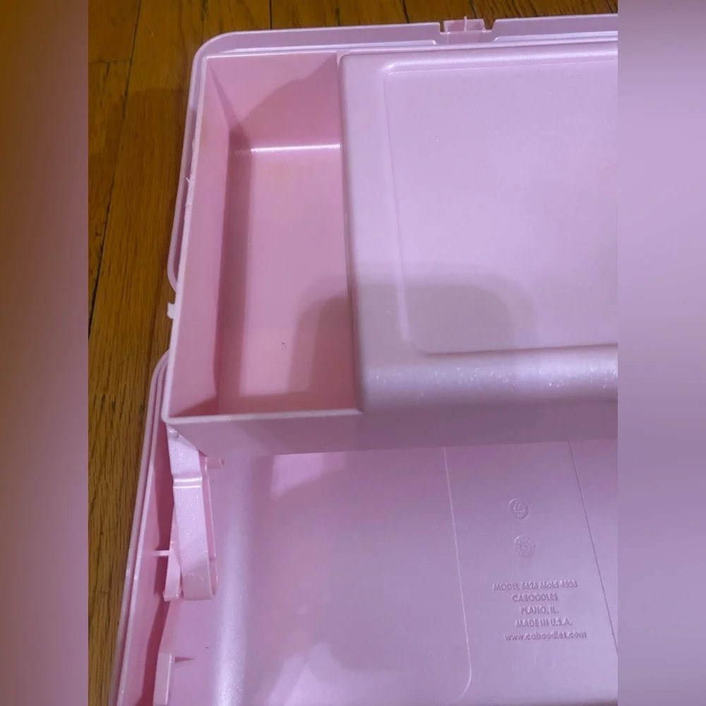Vintage Caboodles case- pink and sparkly with mirror